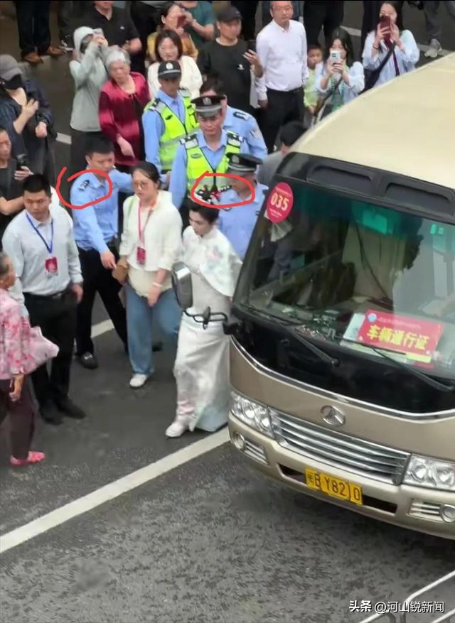升！两杠三星护航身边数十位商界大佬AG真人娱乐刘涛一到福建咖位自动上(图3)
