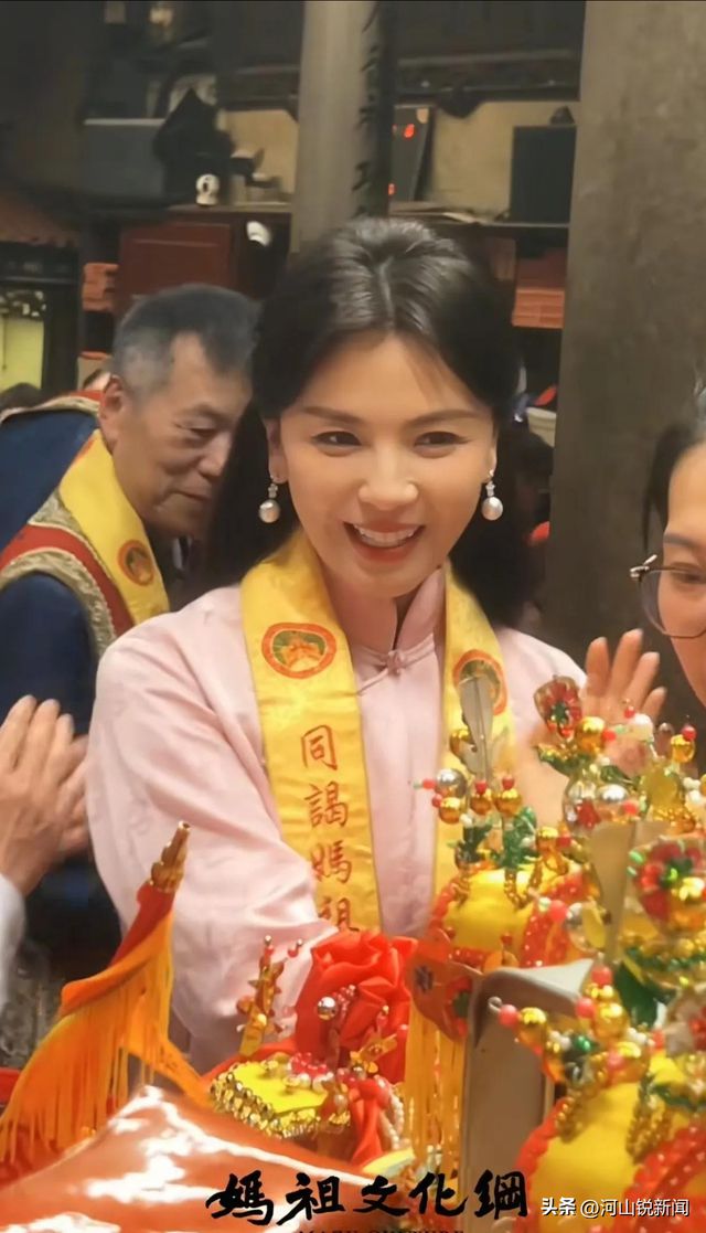 升！两杠三星护航身边数十位商界大佬AG真人娱乐刘涛一到福建咖位自动上(图2)