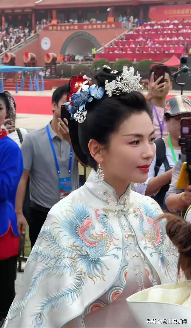 升！两杠三星护航身边数十位商界大佬AG真人娱乐刘涛一到福建咖位自动上(图4)