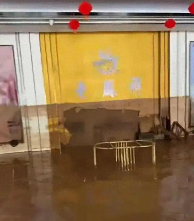 认“骗保”：因大意未提前转移财物警方：正在侦查结果将公布AG真人平台app损失千万的金店店内监控首次曝光店主否(图1)