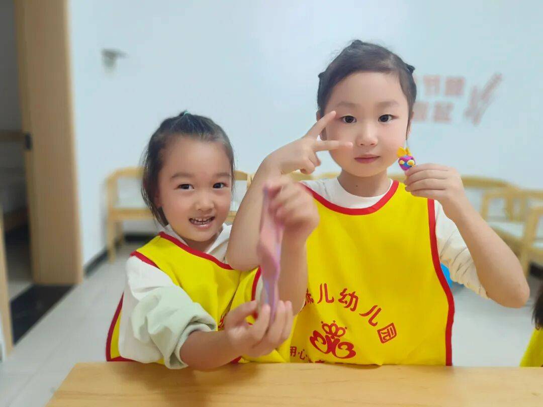 风威远萌娃玩转多彩文化！AG真人平台童心遇见民族(图2)