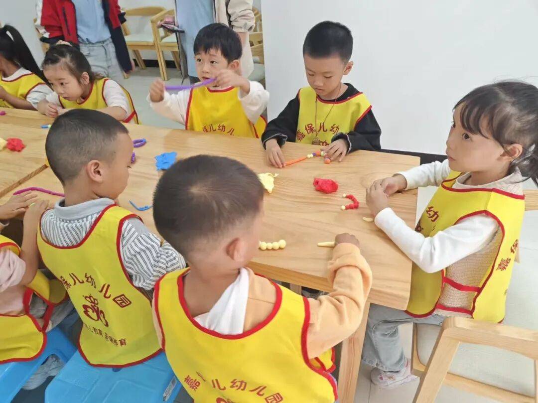 风威远萌娃玩转多彩文化！AG真人平台童心遇见民族(图3)