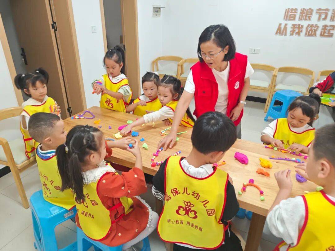 风威远萌娃玩转多彩文化！AG真人平台童心遇见民族(图4)