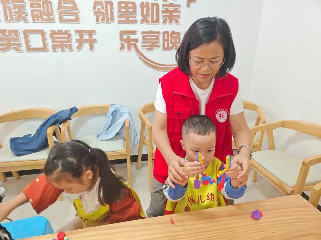 风威远萌娃玩转多彩文化！AG真人平台童心遇见民族(图5)