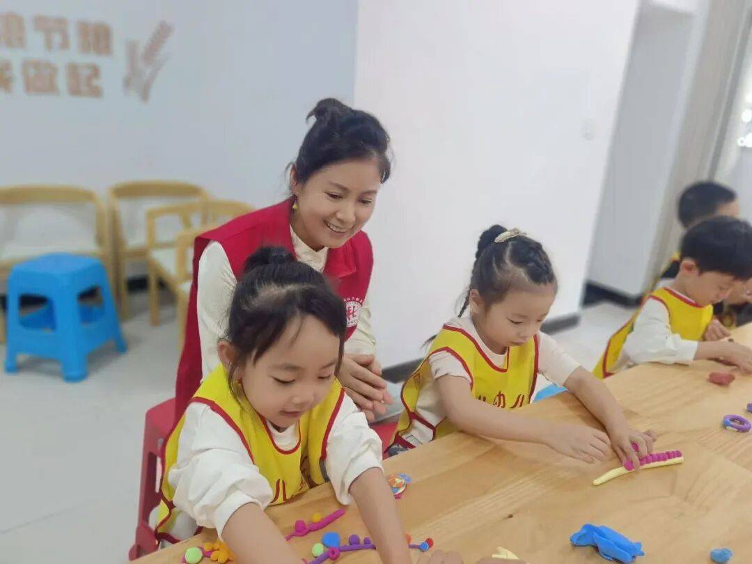 风威远萌娃玩转多彩文化！AG真人平台童心遇见民族(图6)