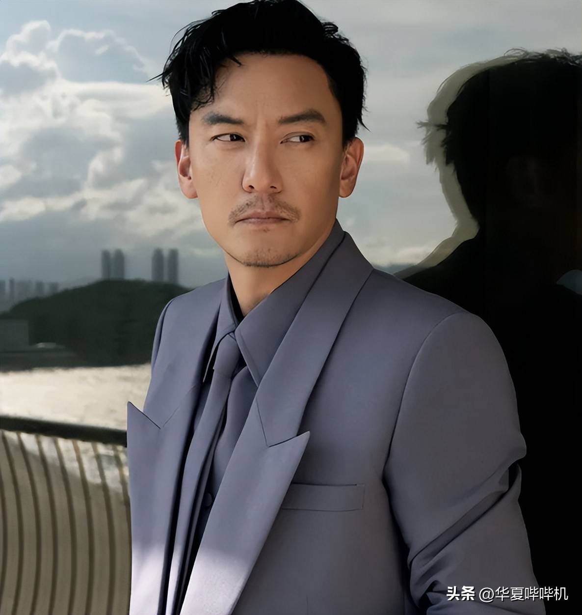 ：韩星装嫩、偷穿国内明星松弛亮眼AG真人国际釜山电影节离谱红毯秀(图3)