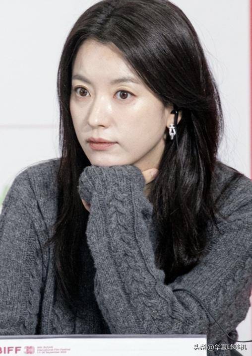 ：韩星装嫩、偷穿国内明星松弛亮眼AG真人国际釜山电影节离谱红毯秀(图7)