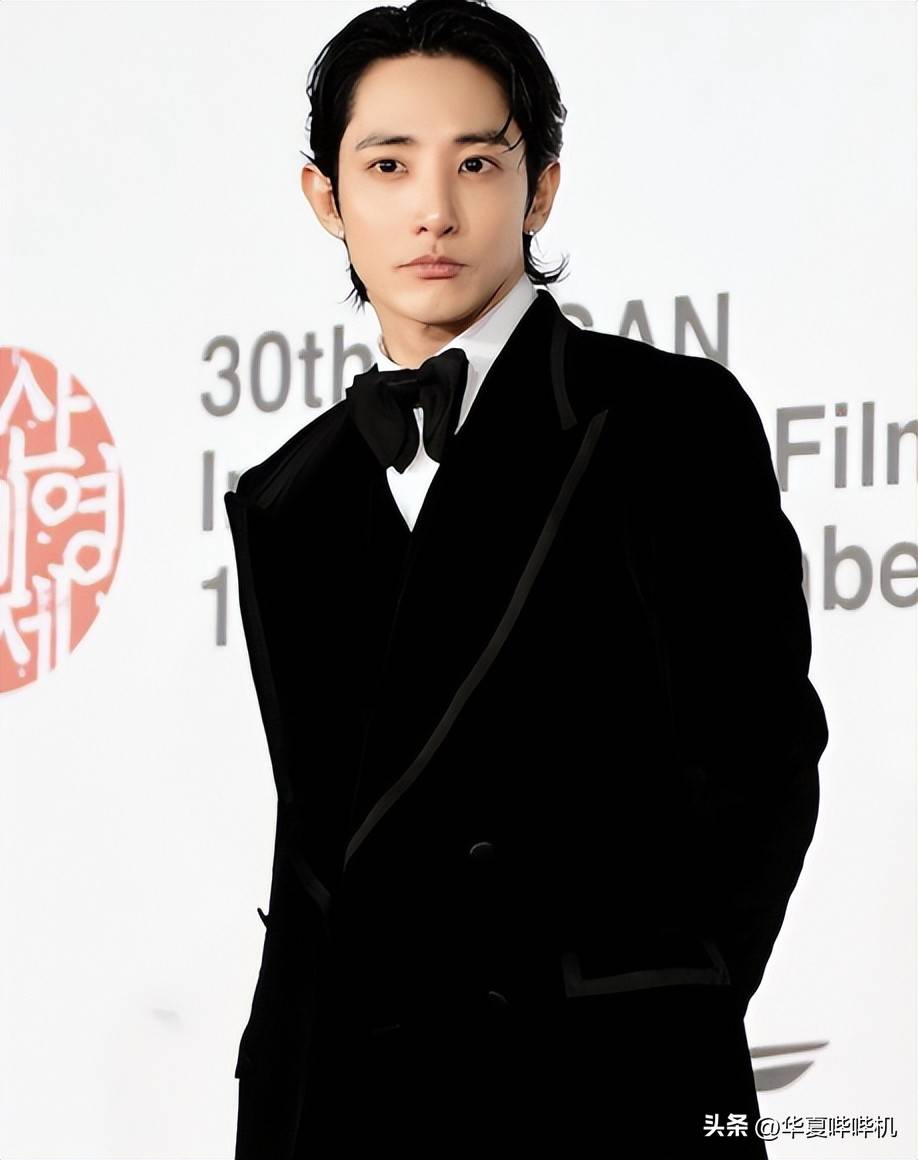 ：韩星装嫩、偷穿国内明星松弛亮眼AG真人国际釜山电影节离谱红毯秀(图8)