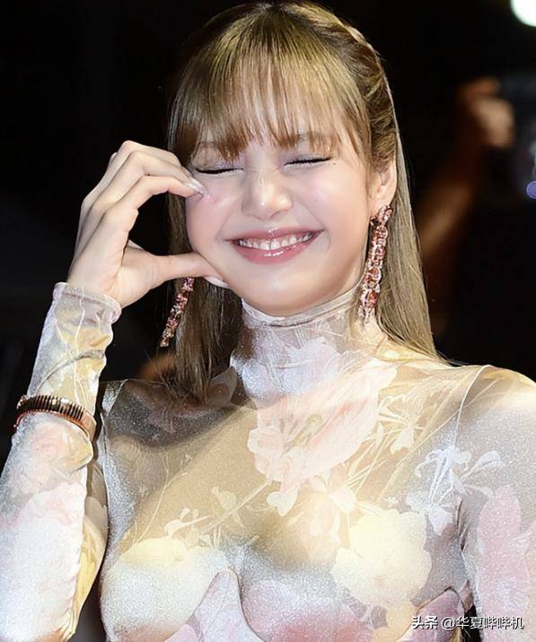 ：韩星装嫩、偷穿国内明星松弛亮眼AG真人国际釜山电影节离谱红毯秀(图9)