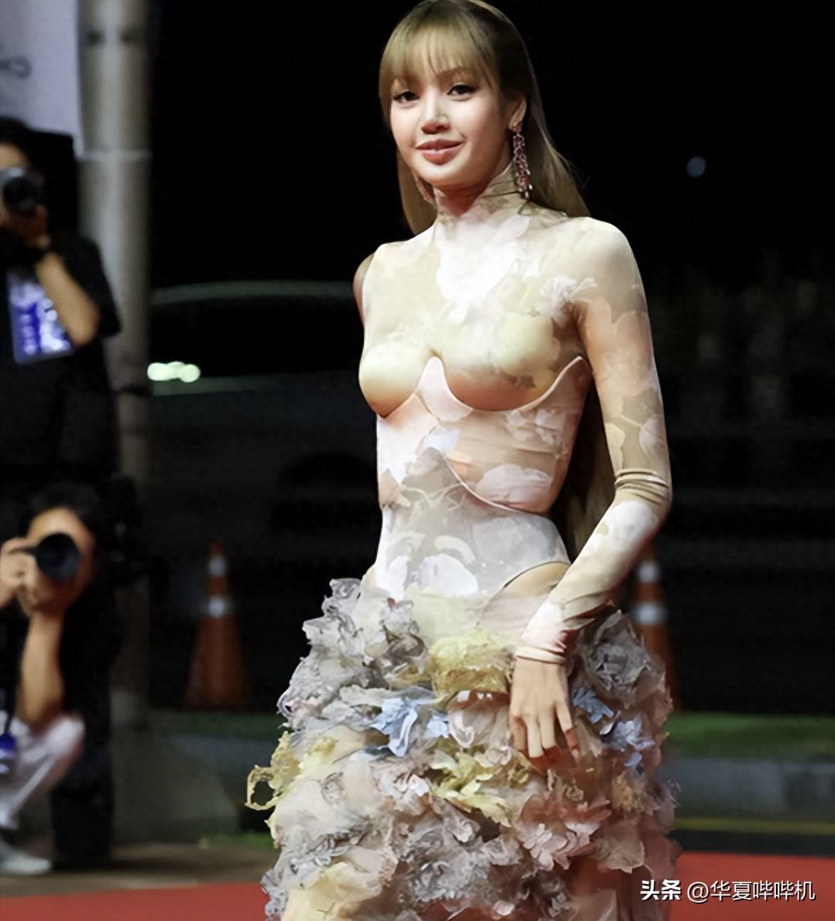 ：韩星装嫩、偷穿国内明星松弛亮眼AG真人国际釜山电影节离谱红毯秀(图10)