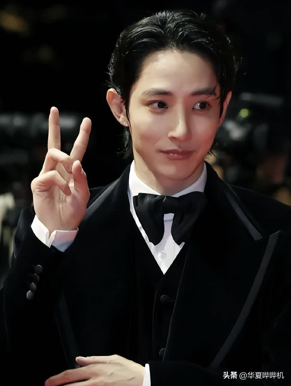 ：韩星装嫩、偷穿国内明星松弛亮眼AG真人国际釜山电影节离谱红毯秀(图11)