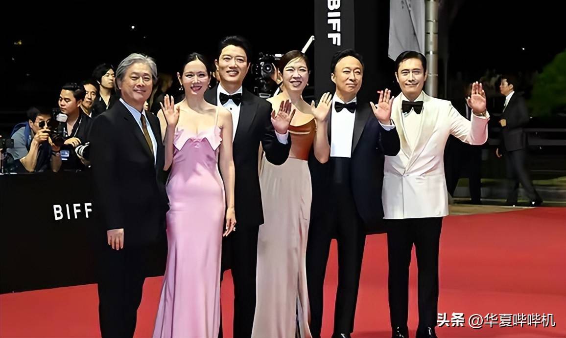 ：韩星装嫩、偷穿国内明星松弛亮眼AG真人国际釜山电影节离谱红毯秀(图17)