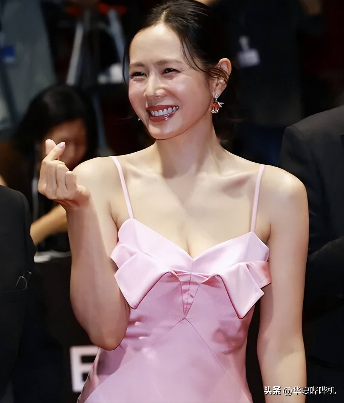 ：韩星装嫩、偷穿国内明星松弛亮眼AG真人国际釜山电影节离谱红毯秀(图18)