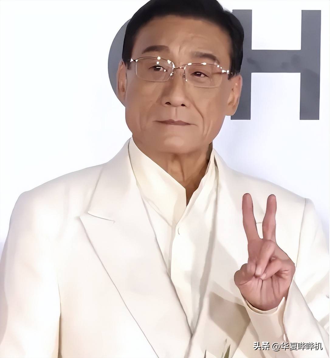 ：韩星装嫩、偷穿国内明星松弛亮眼AG真人国际釜山电影节离谱红毯秀(图20)